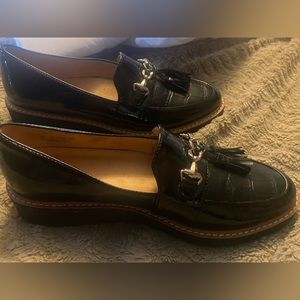 Naturalizer, brand  new.. worn once. I need a 6.5 . Black parent leather.